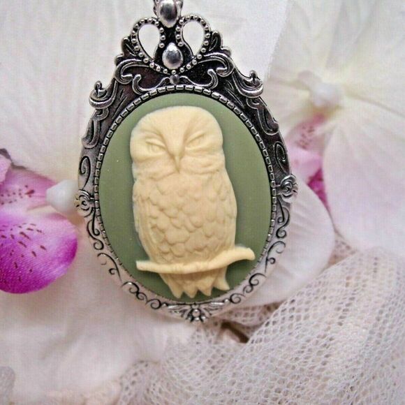 Cameo green Irish Celtic festival Rockabilly Goth Owl Cameo Silver Necklace Pin - Picture 2 of 5